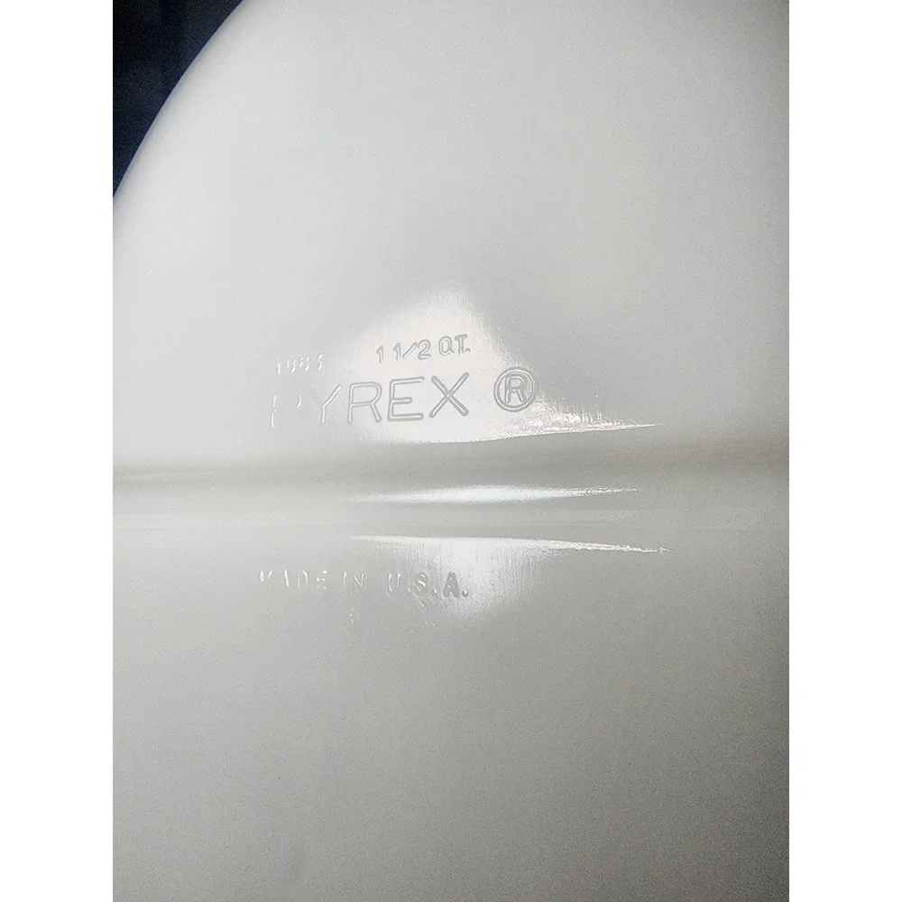 Vtg Pyrex Divided Serving Cassarole Dish 1.5 QT #1063 White Opal Milk Glass Oval